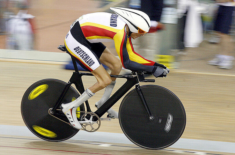 Michael Teuber (Radsport): Der 48-Jährige ist einer der erfolgreichsten deutschen Paralympics-Sportler. Er holte 2012 den Titel im Einzelzeitfahren auf der Straße, gewann insgesamt schon vier Mal Gold. Es sind seine fünften Paralympics. Der 18-malige Weltmeister und 16-malige Europameister veröffentlichte seine Biografie: "Aus eigener Kraft". Im Alter von 19 Jahren verschuldete ein Schuldfreund einen Autounfall. Teuber kämpfte verbissen gegen die Ärzteprognose Rollstuhl an und konnte fünf Jahre später mit Carbon-Schienen an seinen gelähmten Unterschenkeln wieder laufen.