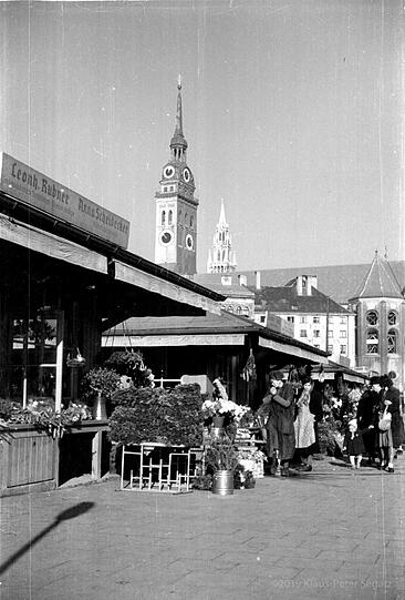 Blick vom Viktualienmarkt: Der alte Peter hat seine Turmhaube bereits wieder auf, innen drin wird aber noch heftig gewerkelt, wie man am rechten Bildrand sehen kann.
