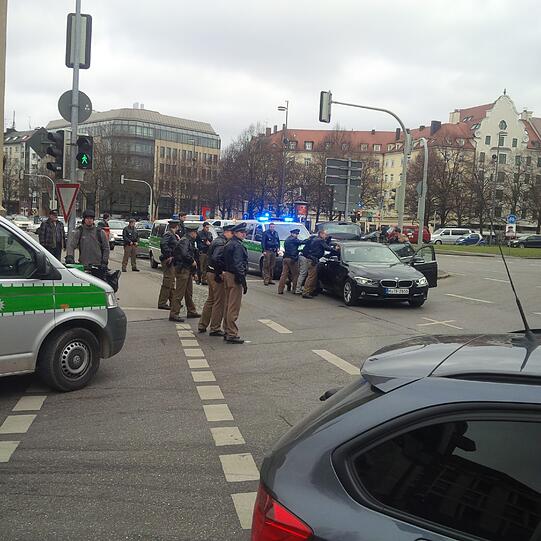 Hier schnappt die Polizei einige Tatverdächtige. Sie sollen den Juwelier Chopard in der Maximilianstraße in München brutal überfallen haben.