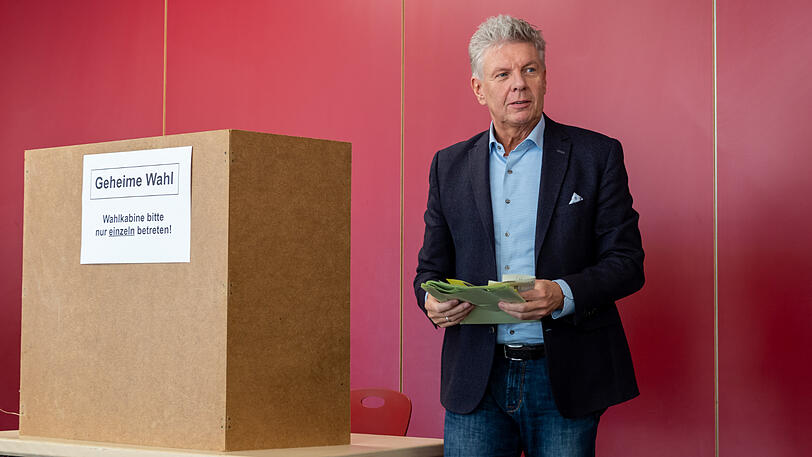 Münchens Oberbürgermeister Dieter Reiter bei der Stimmabgabe.