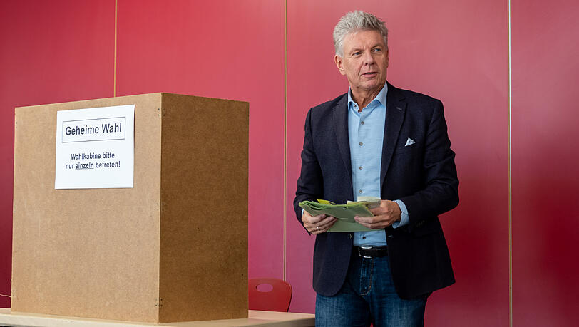 Münchens Oberbürgermeister Dieter Reiter bei der Stimmabgabe.