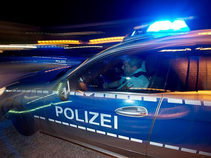 Eine Polizeistreife fährt zu einem Einsatz. Foto: Patrick Seeger/dpa/Symbolbild