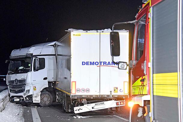 Wegen Glatteis-Regen sind viele Lkw auf der A99 verunfallt.