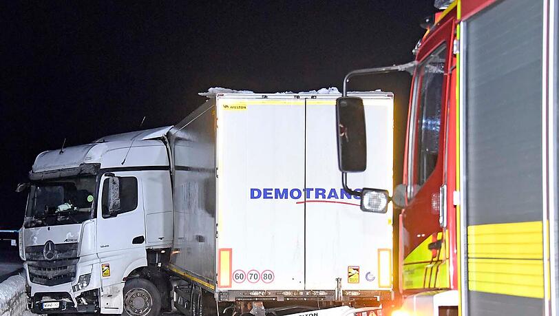 Wegen Glatteis-Regen sind viele Lkw auf der A99 verunfallt.