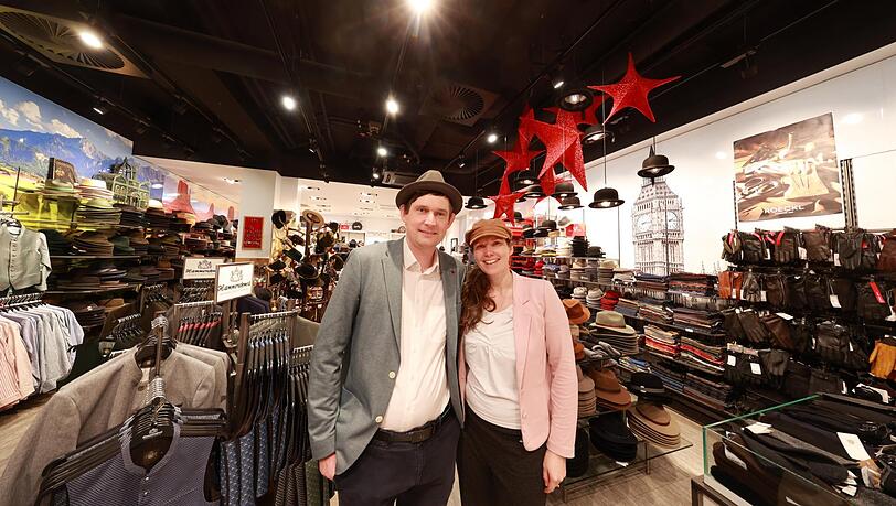 Alexander (38) und Angela Breiter (33; er trägt einen Trilby, sie Elbsegler) führen eine 160-jährige Tradition fort – und sind überzeugte Hut- und Mützenträger. Sie sind die aktuellen Geschäftsführer von Hut Breiter. Bis zu 3000 Hüte, Handschuhe und Westen stehen hier zum Verkauf. Alexander (38) und Angela Breiter (33; er trägt einen Trilby, sie Elbsegler) führen eine 160-jährige Tradition fort – und sind überzeugte Hut- und Mützenträger. Sie sind die aktuellen Geschäftsführer von Hut Breiter. Bis zu 3000 Hüte, Handschuhe und Westen stehen hier zum Verkauf.