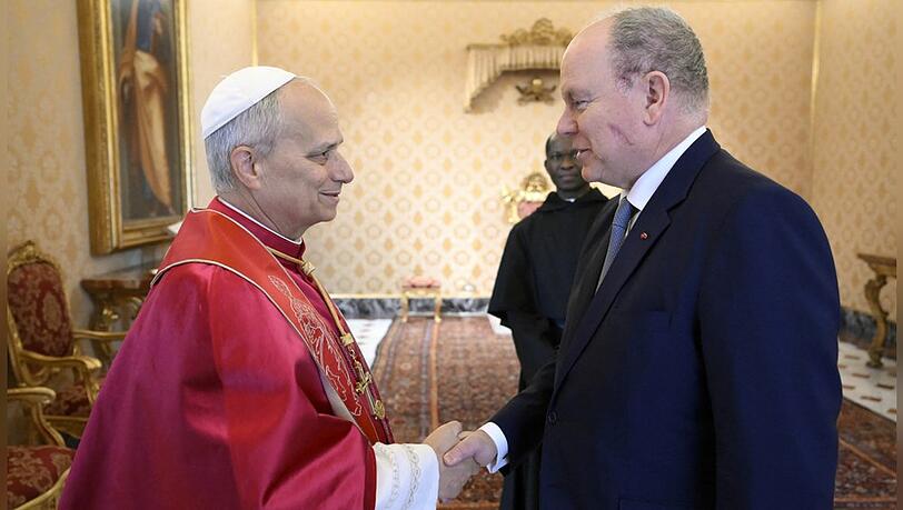 Papst Leo empfing F&uuml;rst Albert, der auf der Wange eine sichtbare Narbe trug.