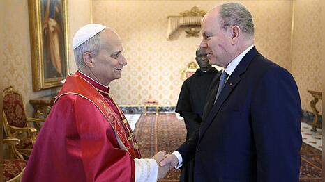 Papst Leo empfing F&uuml;rst Albert, der auf der Wange eine sichtbare Narbe trug.