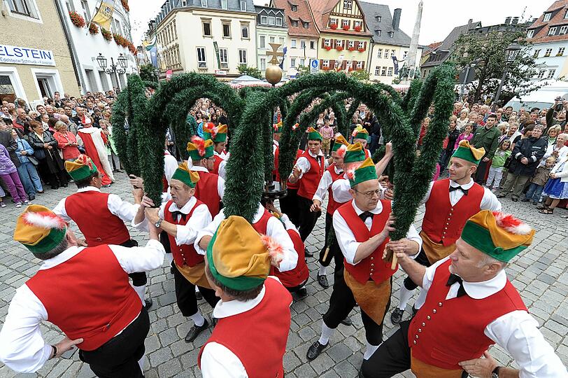 Büttner eröffnen am Samstag mit dem traditionellen Büttnertanz die "Kulmbacher Bierwoche 2011" in Kulmbach.