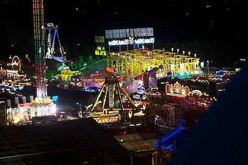 Bei Nacht ist das Oktoberfest der leuchtende Fleck auf Münchens Stadtplan.