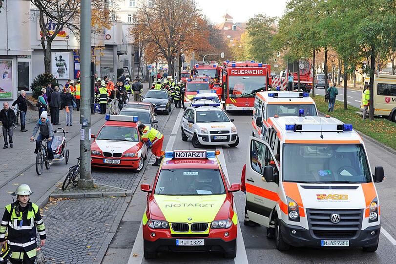 Weil Unbekannte Pfefferspray versprühten, mussten 93 Menschen aus einer Münchner Ladenpassage im Krankenhaus behandelt werden.
