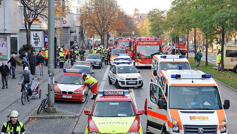 Weil Unbekannte Pfefferspray versprühten, mussten 93 Menschen aus einer Münchner Ladenpassage im Krankenhaus behandelt werden. Weil Unbekannte Pfefferspray versprühten, mussten 93 Menschen aus einer Münchner Ladenpassage im Krankenhaus behandelt werden.