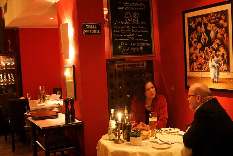 Der Restaurantbereich strahlt jetzt in Rot. Hier sind die Tische weiß eingedeckt, die Atmosphäre ist ein bissl gediegener.