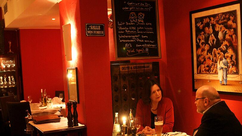 Der Restaurantbereich strahlt jetzt in Rot. Hier sind die Tische weiß eingedeckt, die Atmosphäre ist ein bissl gediegener. Der Restaurantbereich strahlt jetzt in Rot. Hier sind die Tische weiß eingedeckt, die Atmosphäre ist ein bissl gediegener.
