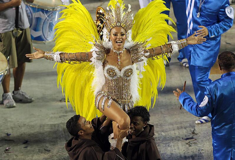 Nackte Haut, Samba und bunte Farben: Promis amüsieren sich in Rio. Mit dabei: Pamela Anderson, Gisele Bündchen, Fußball-Star Ronaldinho und Schauspieler Jude Law
