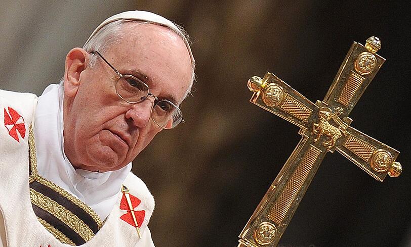 Die Kirche
müsse hinausgehen in die &bdquo;Randgebiete, wo Leiden herrscht,
Blutvergießen; Blindheit, die sich danach sehnt zu sehen, wo es
Gefangene so vieler schlechter Herren gibt&ldquo;, sagte der neue Papst
bei der Messe am Gründonnerstag im Petersdom.