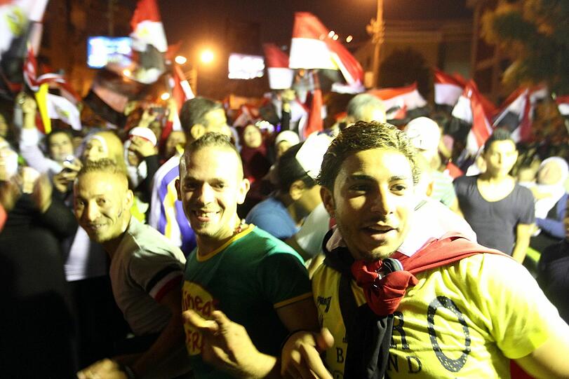 Ausnahmezustand am auf dem Tahrir-Platz in Kairo. Millionen Menschen feiern die Absetzung von Mohammed Mursi durch das ägyptische Militär.