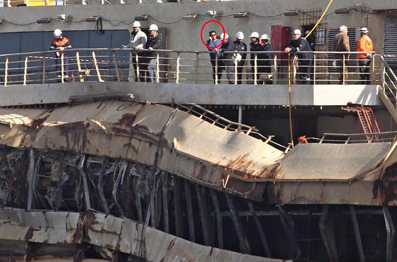 Der Kapitän des havarierten Unglücksschiff Costa Concordia besichtigte am Donnerstag ertmals das Wrack. Die Bilder!