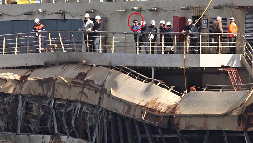 Der Kapitän des havarierten Unglücksschiff Costa Concordia besichtigte am Donnerstag ertmals das Wrack. Die Bilder! Der Kapitän des havarierten Unglücksschiff Costa Concordia besichtigte am Donnerstag ertmals das Wrack. Die Bilder!