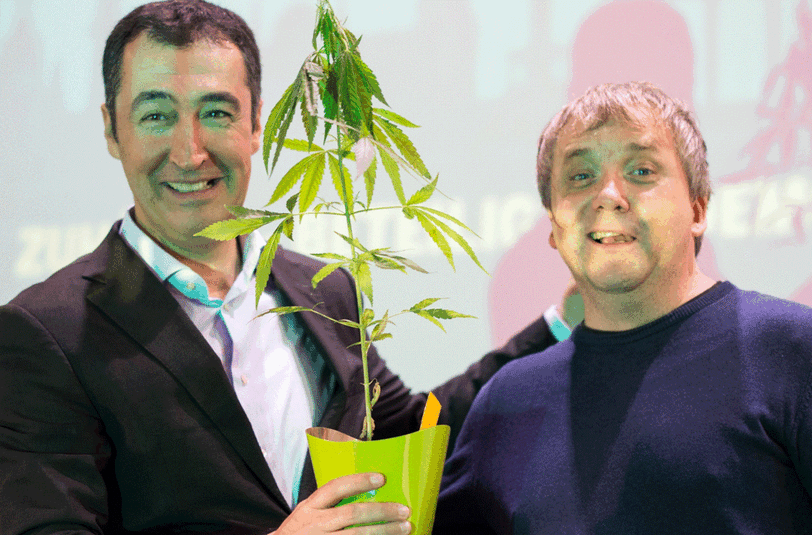 Cem Özdemir (l) bekommt am 11.10.2014 nach seiner Rede bei der Berliner Landesdelegiertenkonferenz von Bündnis 90/Die Grünen in Berlin eine Hanfpflanze geschenkt.