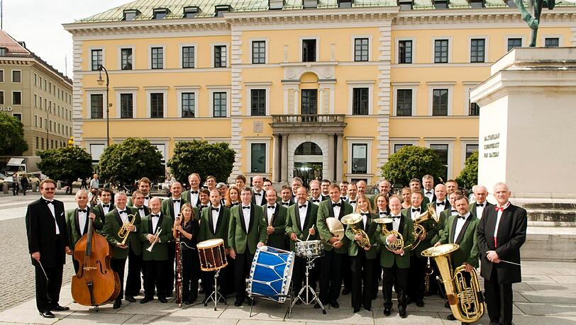 Das Polizeiorchester Bayern - hier auf dem Wittelsbacherplatz. Das Polizeiorchester Bayern - hier auf dem Wittelsbacherplatz.