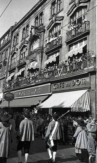 Prozession in der Kaufingerstraße zum Eucharistischen Weltkongress 1960 mit Kardinal Joseph Wendel.