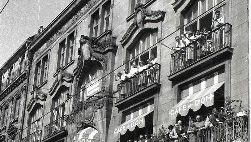 Prozession in der Kaufingerstraße zum Eucharistischen Weltkongress 1960 mit Kardinal Joseph Wendel. Prozession in der Kaufingerstraße zum Eucharistischen Weltkongress 1960 mit Kardinal Joseph Wendel.
