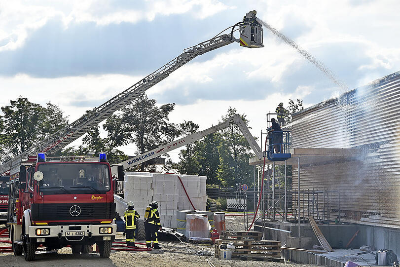 Bis zum Eintreffen der Einsatzkräfte hatten die Flammen rund zehn Quadratmeter der Holzfassade erfasst.