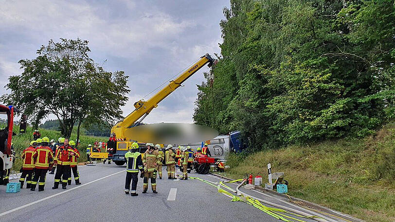 Ein umgekippter Tanklastzug hat bei dem Unfall in Niederbayern ein Auto samt dessen Fahrer unter sich begraben.