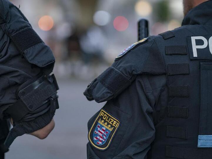 Nach einem umstrittenen Einsatz in Frankfurt wurden drei Polizisten suspendiert (Archiv).