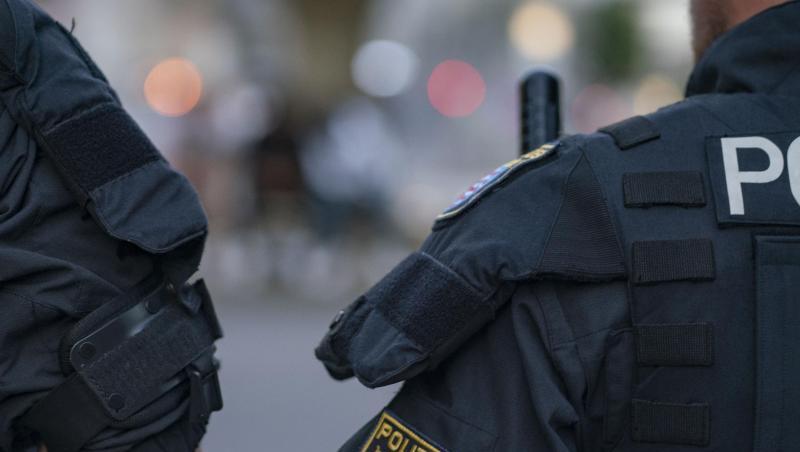 Nach einem umstrittenen Einsatz in Frankfurt wurden drei Polizisten suspendiert (Archiv). Nach einem umstrittenen Einsatz in Frankfurt wurden drei Polizisten suspendiert (Archiv).