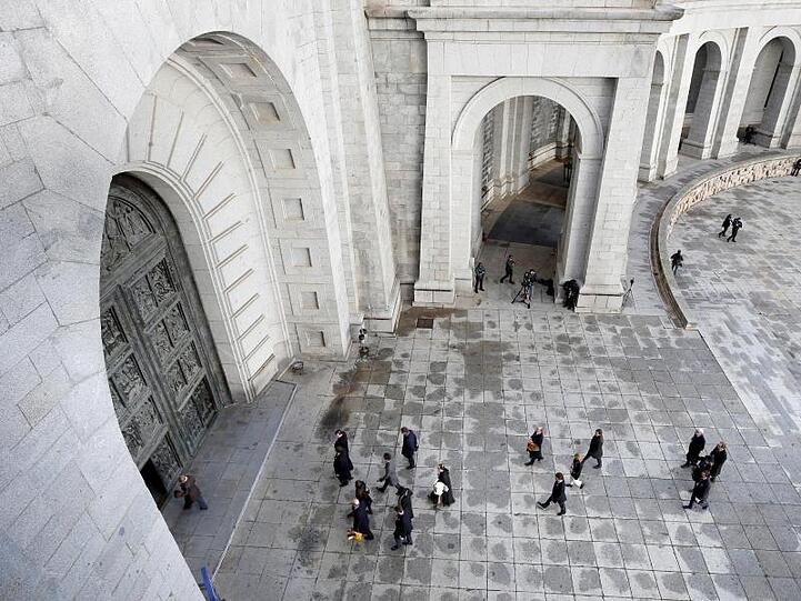 Angehörige des Ex-Diktators betreten die Basilika des "Tals der Gefallenen".