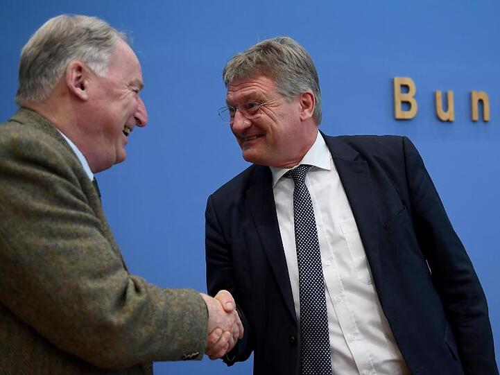Sie können sich gratulieren: Die AfD-Vorsitzenden Alexander Gauland (l.) und Jörg Meuthen erleben ihre Partei in Umfragen im Höhenflug.