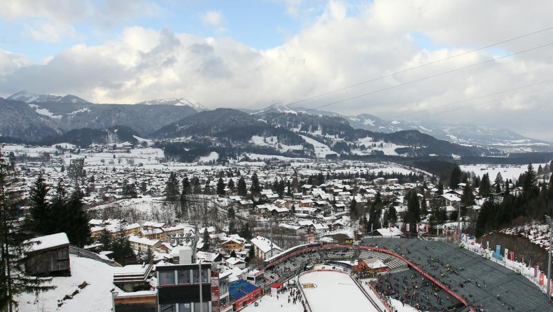 Blick an der Schattenbergschanze auf Oberstdorf (Schwaben).