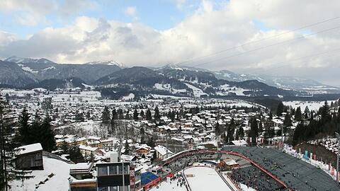 Blick an der Schattenbergschanze auf Oberstdorf (Schwaben).