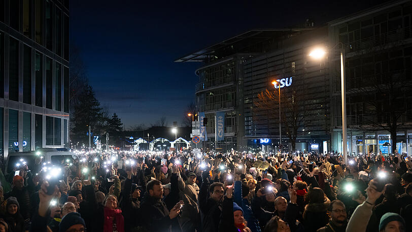 30.01.2025, Bayern, München: Zahlreiche Menschen nehmen an der Kundgebung des Bündnisses "München ist bunt!" unter dem Motto "Sei die Brandmauer!" vor der CSU-Parteizentrale teil. Der Bundestag hatte am Mittwoch mit Unterstützung der AfD einem Antrag der Union zugestimmt, der Zurückweisungen von Asylsuchenden an den deutschen Grenzen vorsieht. Foto: Sven Hoppe/dpa +++ dpa-Bildfunk +++