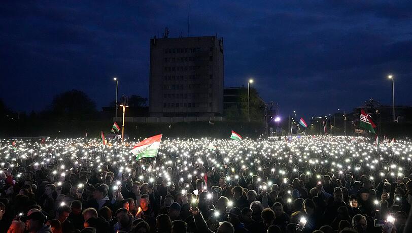 In der ostungarischen Stadt Debrecen strömten mehr als 10.000 Menschen zur letzten Kundgebung von Peter Magyar. In der ostungarischen Stadt Debrecen strömten mehr als 10.000 Menschen zur letzten Kundgebung von Peter Magyar.
