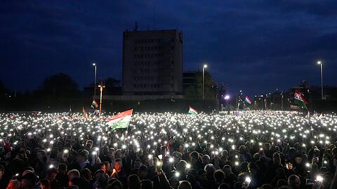 In der ostungarischen Stadt Debrecen str&ouml;mten mehr als 10.000 Menschen zur letzten Kundgebung von Peter Magyar.