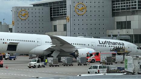 Das Bugfahrwerk eines Lufthansa-Dreamliners knickte vor dem Terminal ein.