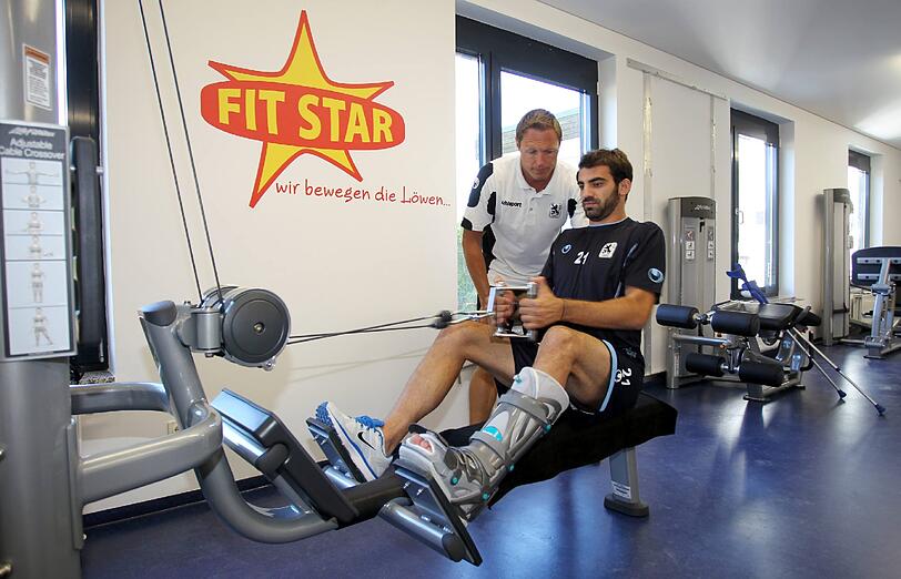Nach dem Syndesmosebandriss befindet sich Grigoris Makos aktuell im Aufbautraining. Hier sind die Bilder von Makos mit Physiotherapeut Stephan Reiner im Fitnessstudio.