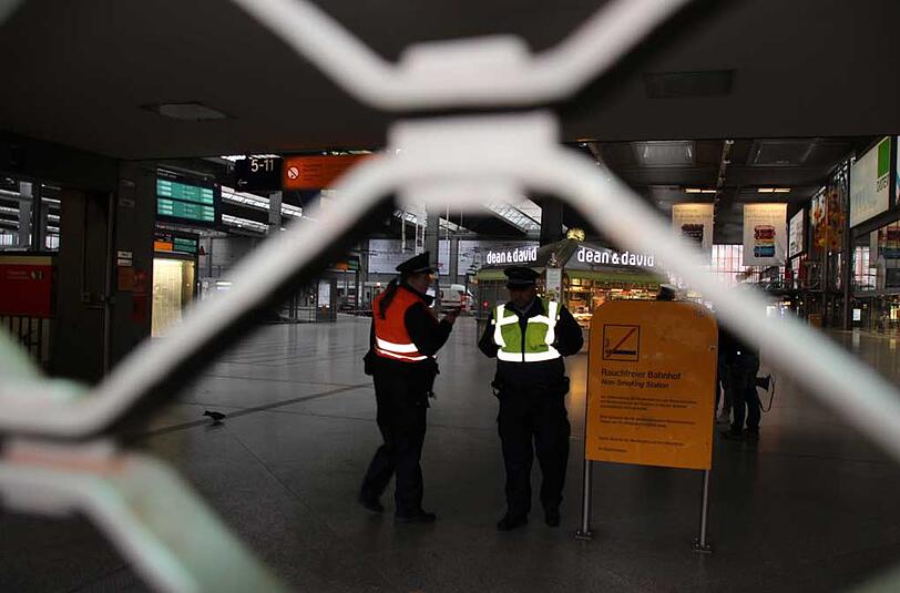 Der Hauptbahnhof in München wurde evakuiert, der Schalterbereich ist abgeriegelt, der Fernverkehr komplett eingestellt. Viele Reisende müssen sich eine Notunterkunft suchen. Die Bilder.