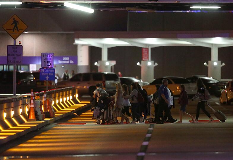 Nach den tödlichen Schüssen auf dem Flughafen von Fort Lauderdale in Florida hat die Polizei einen Verdächtigen verhaftet. Er soll mindestens fünf Menschen erschossen haben, acht weitere wurden verletzt. Das teilte der zuständige Sheriff mit.