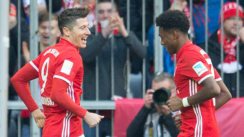 Die Bayern-Profis Robert Lewandowski und David Alaba (rechts) belegen im Bundesliga-Ranking der Facebook-Posts die Plätze eins und zwei.