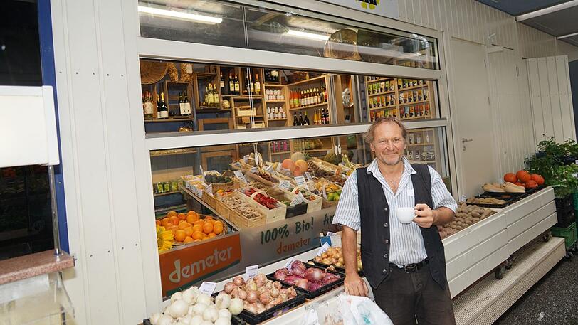 Luigi de Prato vor seinem Interims-Standl "Obergrashof". 13 Container stehen jetzt ein paar Meter vom ursprünglichen Markt entfernt.