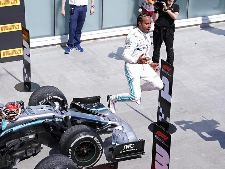 Lewis Hamilton feiert seinen Sieg.