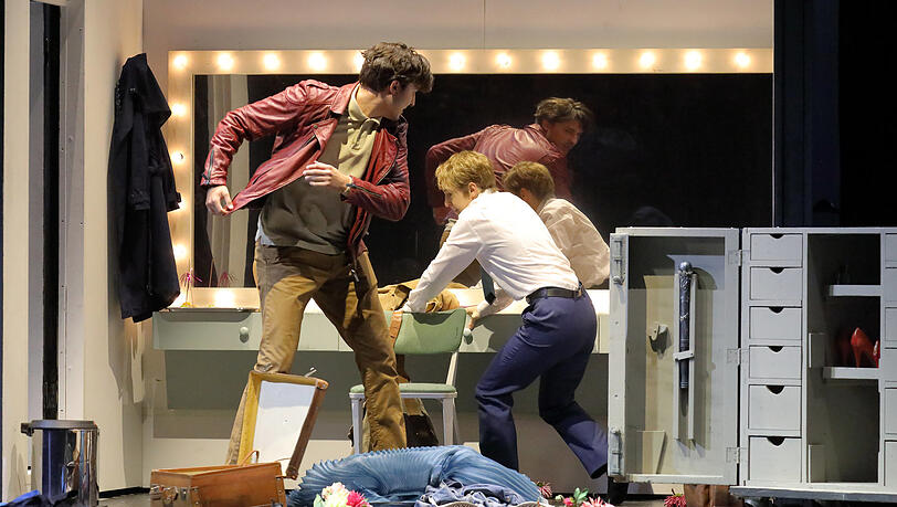 Caspar Singh (Wilhelm Meister) und Frédéric (Daria Proszek) streiten in der Theatergarderobe um die (abwesende) Philine.