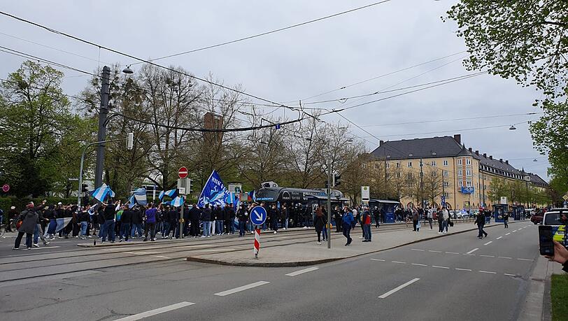 Spalier der Fans des TSV 1860 vor dem Duell gegen Kaiserslautern.