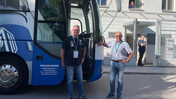 SV Meppen Busfahrer Jens Gorath (links) und  Hans Bergmann bringen die Gäste direkt nach dem Spiel wieder in den Norden.