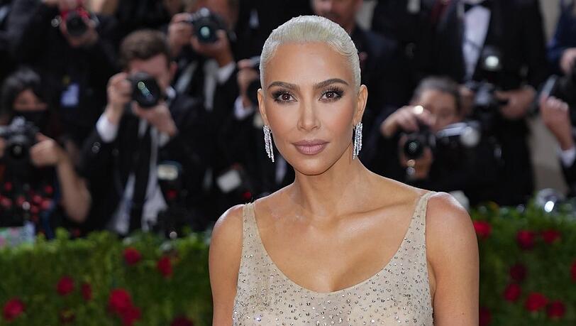 Kim Kardashian verwandelt sich an Halloween in einen "X-Men"-Charakter.