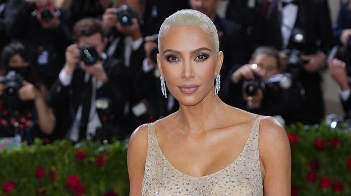 Kim Kardashian verwandelt sich an Halloween in einen "X-Men"-Charakter.