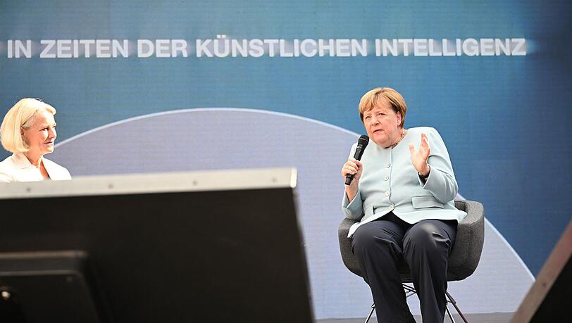 Angela Merkel sieht KI positiv, hat aber auch Bedenken.